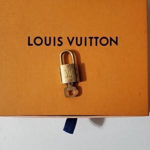 Auth Louis Vuitton Lock & Key Set